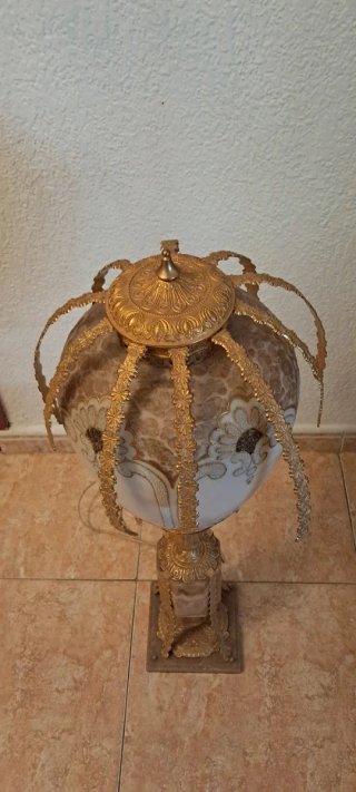 Lámpara dorada de cristal con pie de marmol