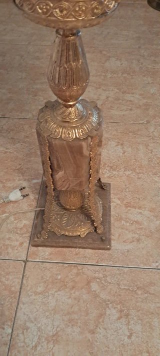 Lámpara dorada de cristal con pie de marmol