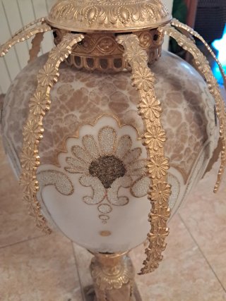 Lámpara dorada de cristal con pie de marmol