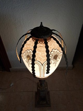 Lámpara dorada de cristal con pie de marmol