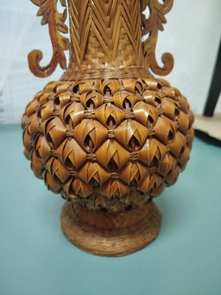 Vaso in bambù intrecciato fatto a mano