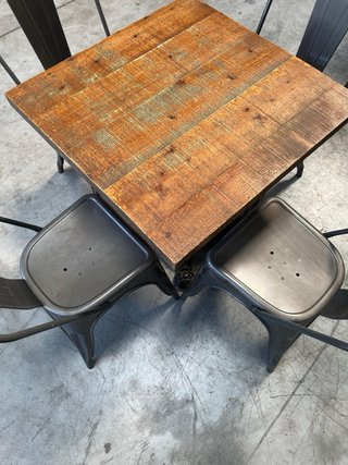 Mesa rústica artesanal madera.