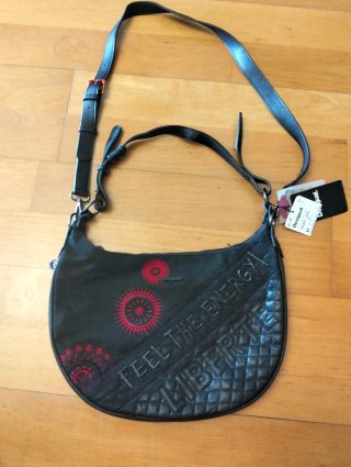 Bolso Desigual bordado negro y rojo