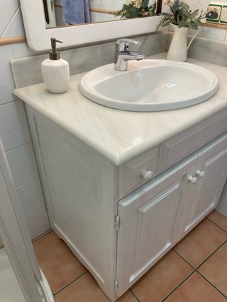 Mueble de baño madera y mármol con espejo