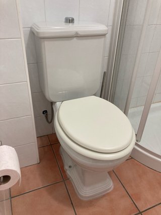 Mueble de baño madera y mármol con espejo
