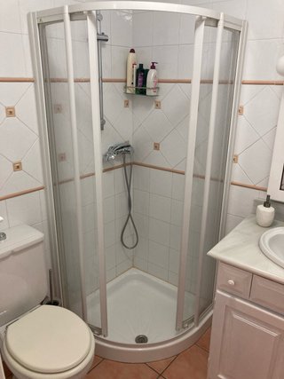 Mueble de baño madera y mármol con espejo