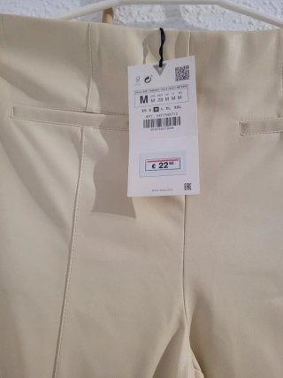 Pantalón polipiel Zara beige talla M