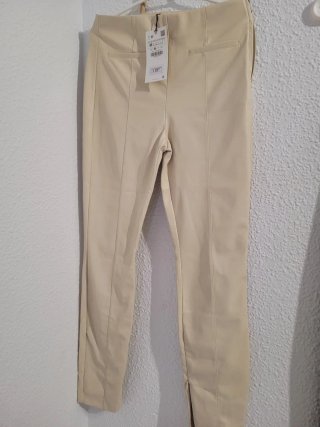 Pantalón polipiel Zara beige talla M
