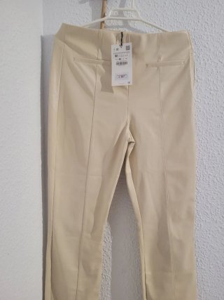Pantalón polipiel Zara beige talla M