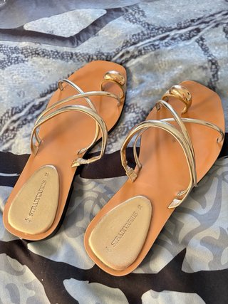 Sandalias doradas Stradivarius Talla 38