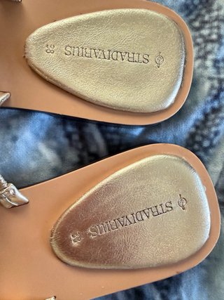Sandalias doradas Stradivarius Talla 38