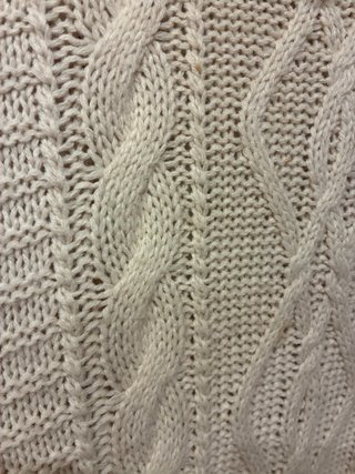 Poncho de punto color crema