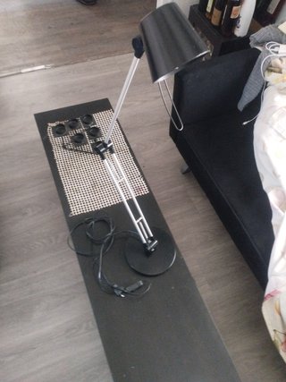 Lámpara de mesa negra y plateada