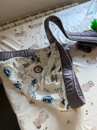 Bandolera porta bebé gris