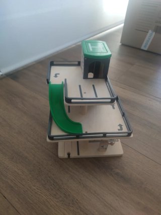 Garaje de juguete de madera