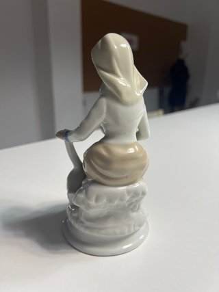 Figura de porcelana: Pastora con ganso