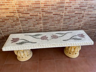 Banco de jardín de piedra con mosaico y patas