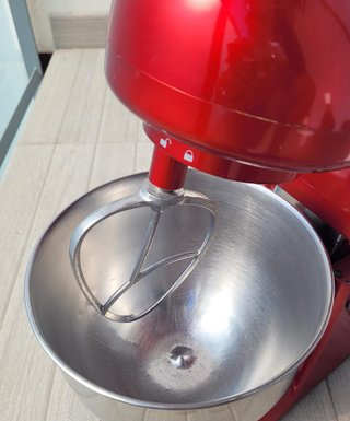 Batidora Amasadora Roja 5L + Bol y Accesorios
