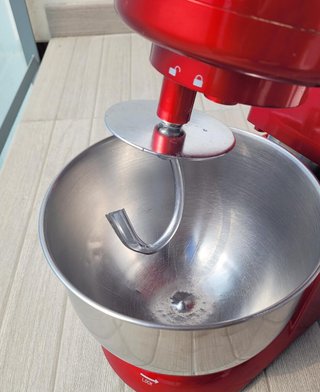 Batidora Amasadora Roja 5L + Bol y Accesorios
