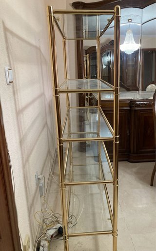 Estantería dorada y cristal