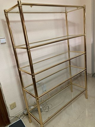 Estantería dorada y cristal