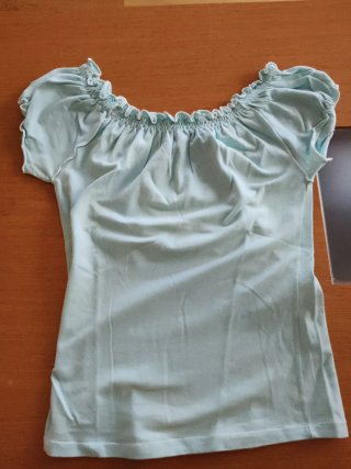 Camiseta azul con cuello arco