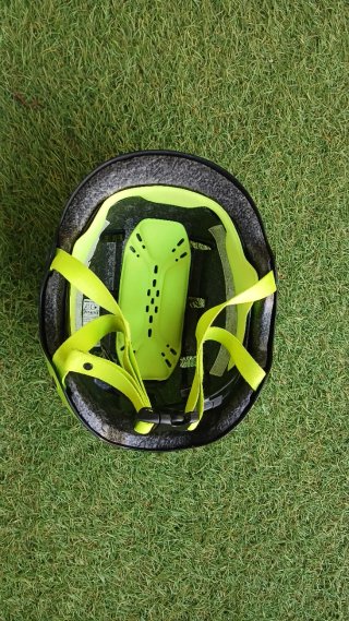 Casco Btwin niño verde y negro