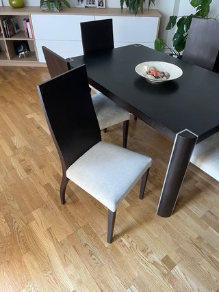 Mesa comedor, 6 sillas y aparador