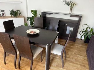 Mesa comedor, 6 sillas y aparador