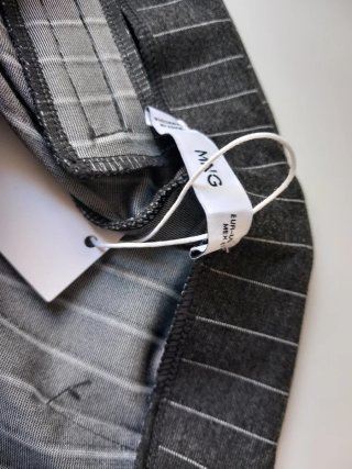 Pantalón tipo leggins gris y raya diplomática