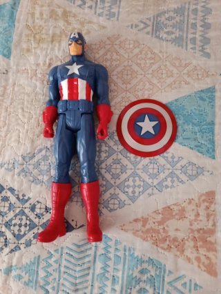 Muñeco Capitán América con Escudo