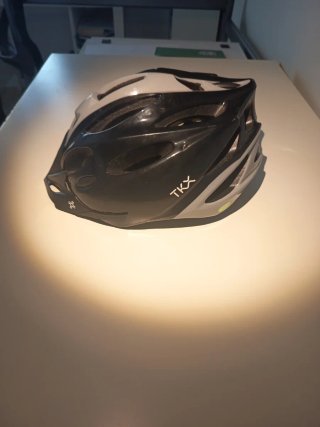 Casco de bici negro y gris