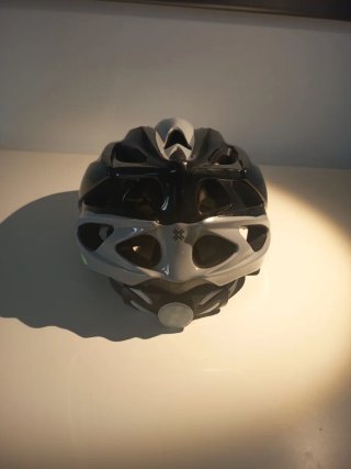 Casco de bici negro y gris