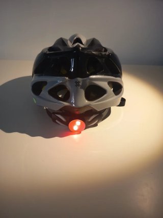 Casco de bici negro y gris