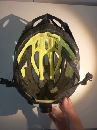 Casco de bici negro y gris