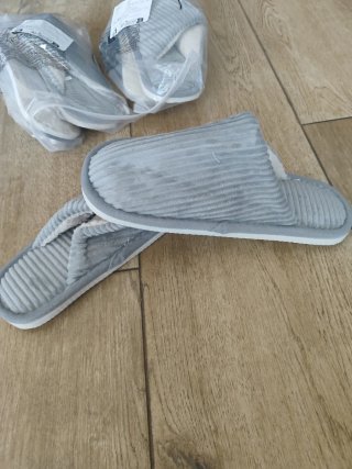 Zapatillas grises nuevas a estrenar