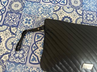Pochette Liu Jo nera con dettagli oro