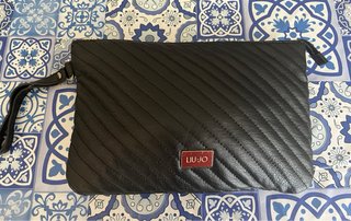 Pochette Liu Jo nera con dettagli oro