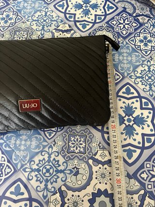 Pochette Liu Jo nera con dettagli oro