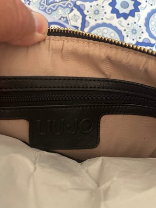 Pochette Liu Jo nera con dettagli oro