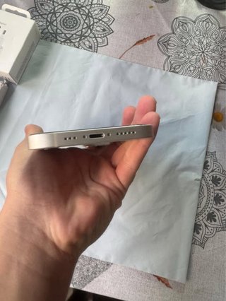 iPhone 13 con accesorios