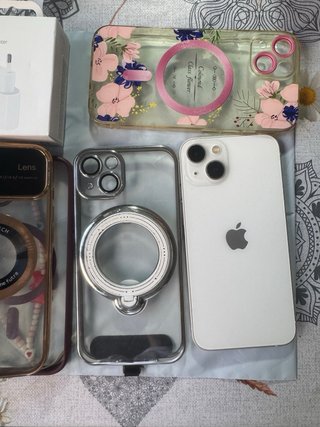 iPhone 13 con accesorios