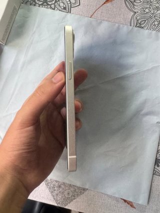 iPhone 13 con accesorios