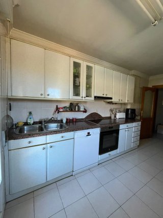 Muebles de cocina blancos y dorados