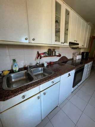 Muebles de cocina blancos y dorados