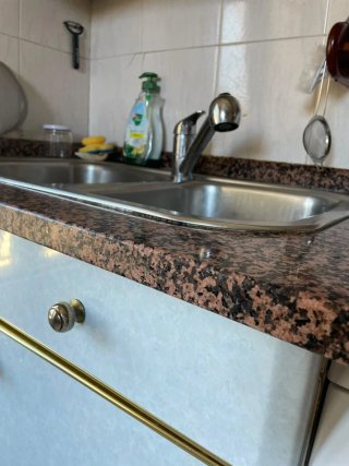 Muebles de cocina blancos y dorados