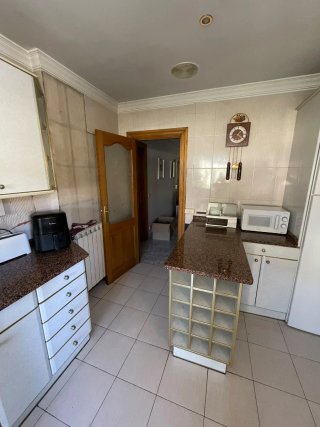 Muebles de cocina blancos y dorados