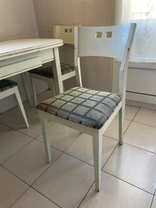 Muebles de cocina blancos y dorados