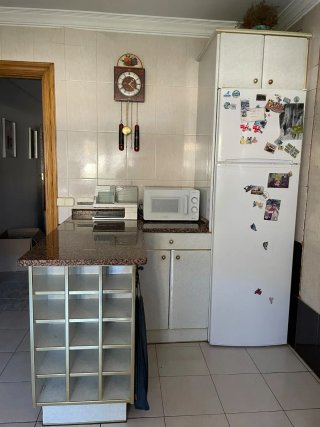 Muebles de cocina blancos y dorados