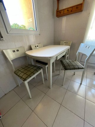 Muebles de cocina blancos y dorados